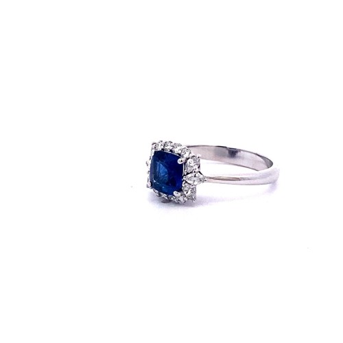 Anello con Zaffiro Royal Blue Cushion e Diamanti Navette in Oro Bianco