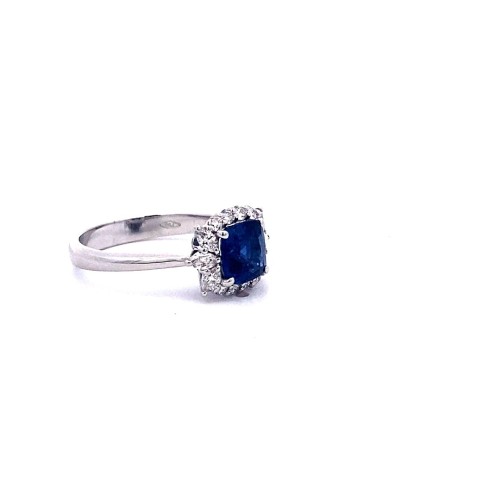 Anello con Zaffiro Royal Blue Cushion e Diamanti Navette in Oro Bianco