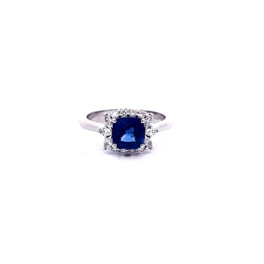 Anello con Zaffiro Royal Blue Cushion e Diamanti Navette in Oro Bianco