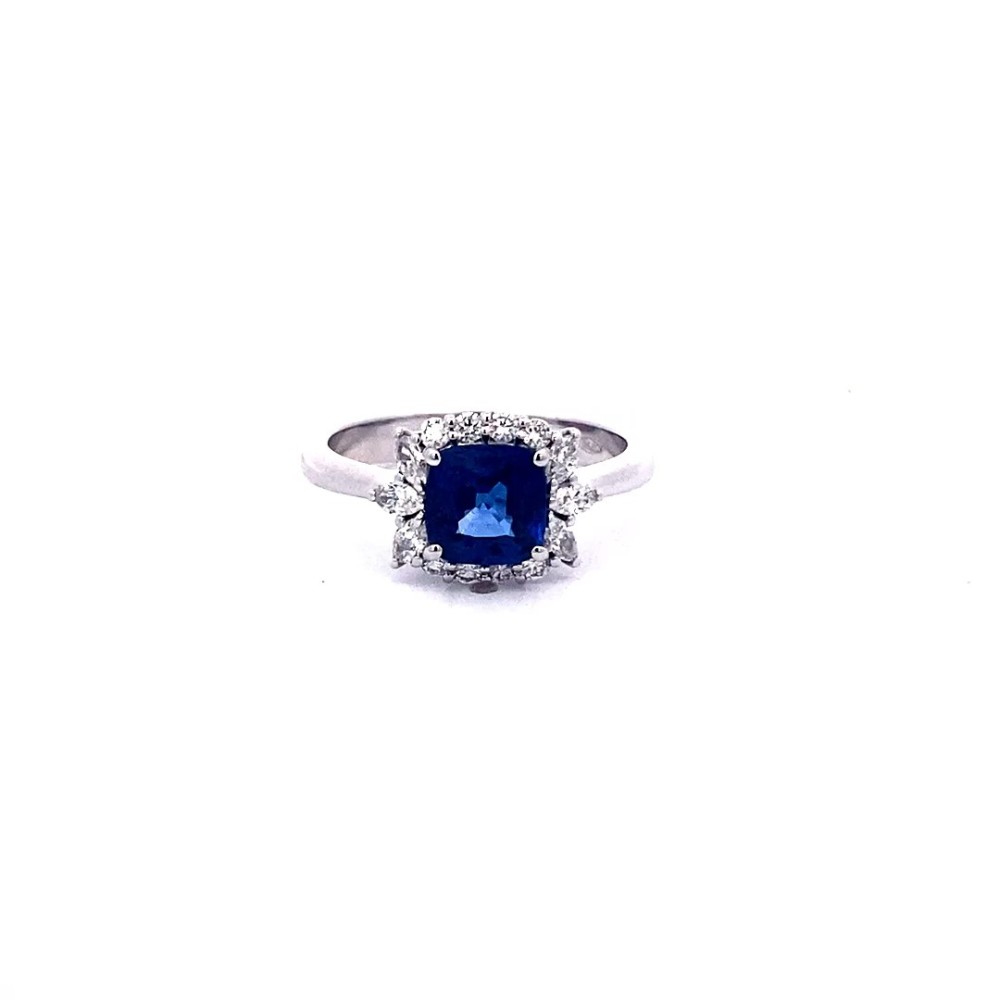 Anello con Zaffiro Royal Blue Cushion e Diamanti Navette in Oro Bianco