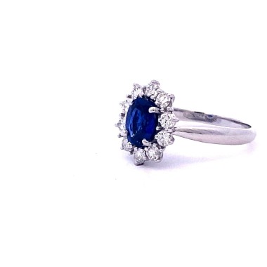 Anello con Zaffiro Ovale 1,50 ct e Contorno Classico di Diamanti