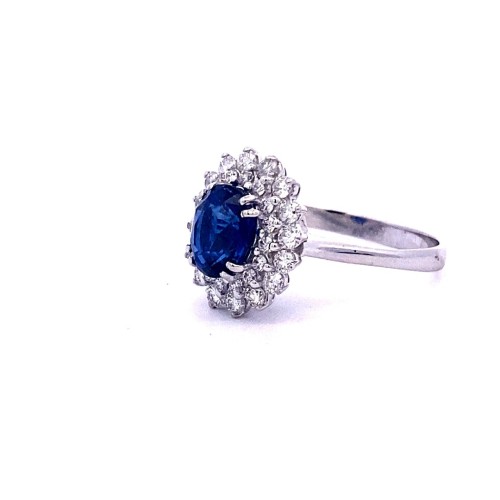 Anello con Zaffiro Royal Blue e Contorno Classico di Diamanti