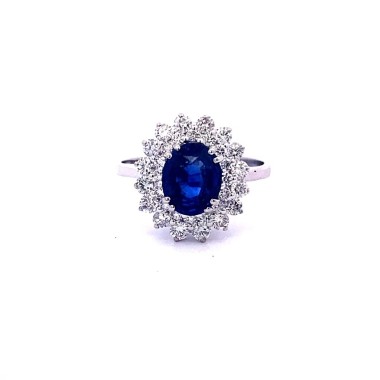 Anello con Zaffiro Royal Blue e Contorno Classico di Diamanti