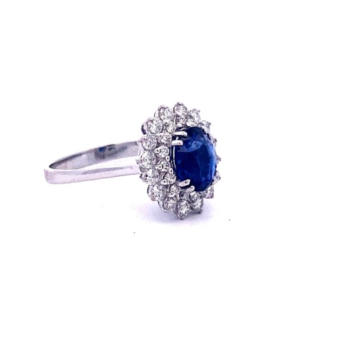 Anello con Zaffiro Royal Blue e Contorno Classico di Diamanti