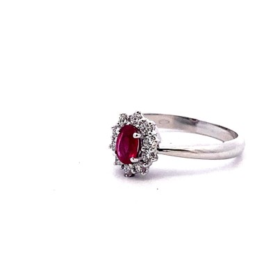 Anello con Rubino Ovale da 0,45 ct e Contorno Classico di Diamanti