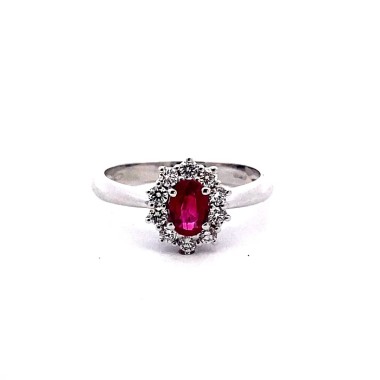 Anello con Rubino Ovale e Contorno Classico di Diamanti