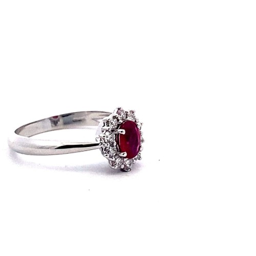 Anello con Rubino Ovale e Contorno Classico di Diamanti