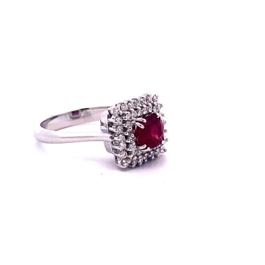 Anello con Rubino Cushion e Doppio Giro di Diamanti
