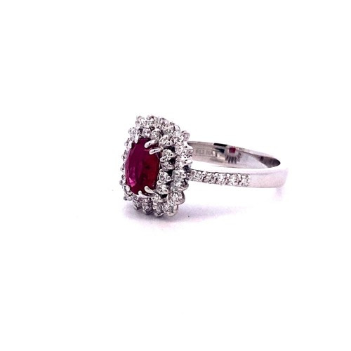 Anello con Rubino Ovale e Doppio Giro di Diamanti