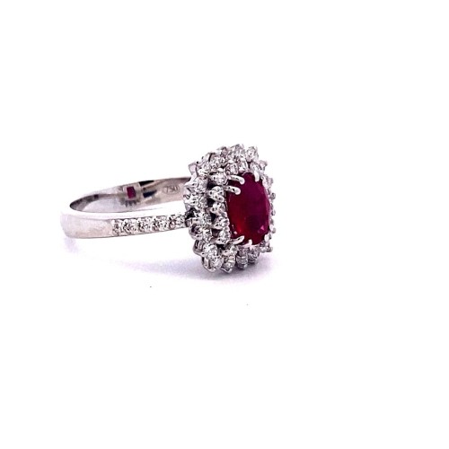Anello con Rubino Ovale e Doppio Giro di Diamanti