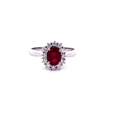 Anello con Rubino Ovale e Contorno di Diamanti