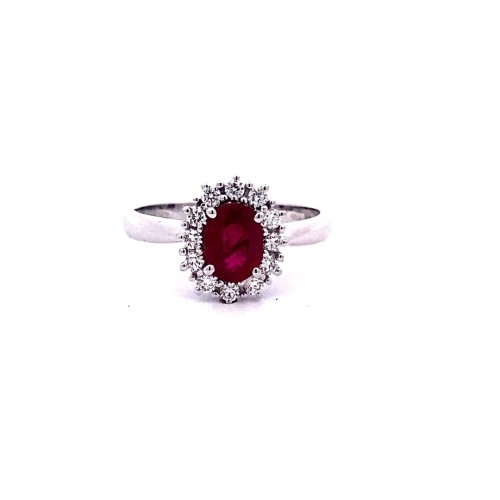 Anello con Rubino Ovale e Contorno di Diamanti