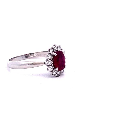 Anello con Rubino Ovale e Contorno di Diamanti