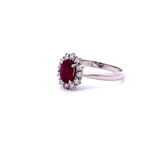 Anello con Rubino Ovale e Contorno di Diamanti