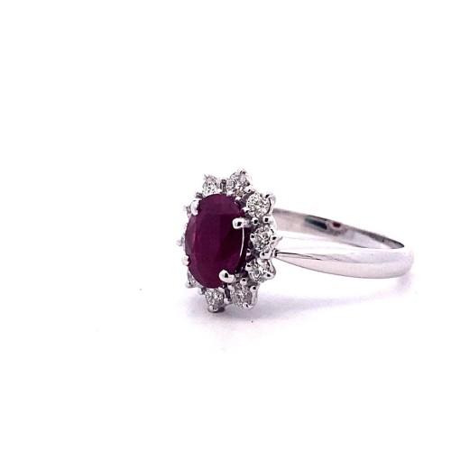 Anello con Rubino Ovale e Contorno Classico di Diamanti
