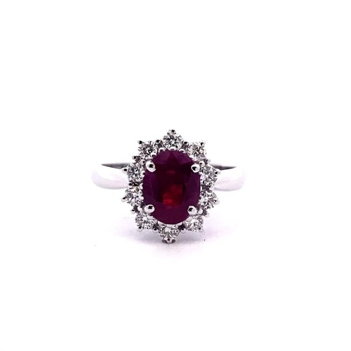 Anello con Rubino Ovale e Contorno Classico di Diamanti