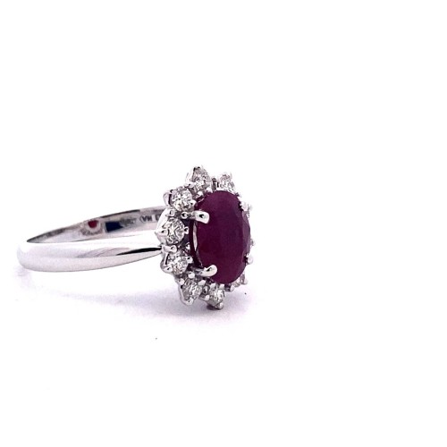 Anello con Rubino Ovale e Contorno Classico di Diamanti