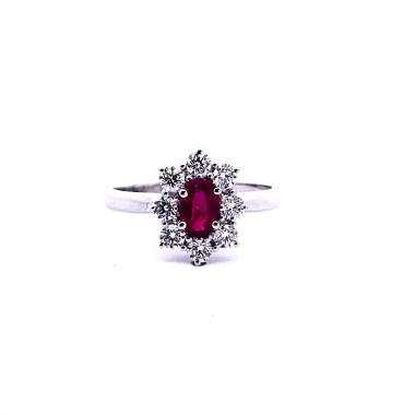 Anello con Rubino Ovale e Contorno Classico di Diamanti Naturali
