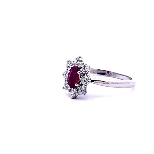 Anello con Rubino Ovale e Contorno Classico di Diamanti Naturali
