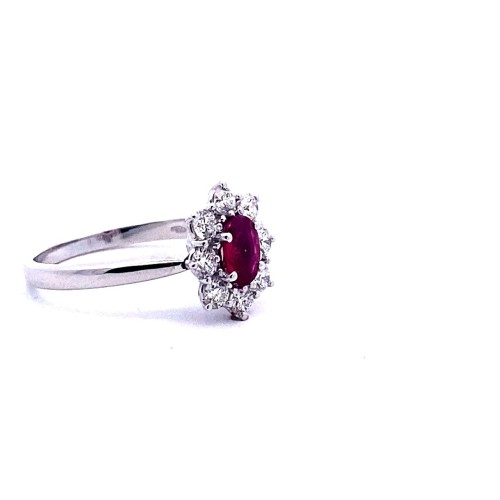 Anello con Rubino Ovale e Contorno Classico di Diamanti Naturali