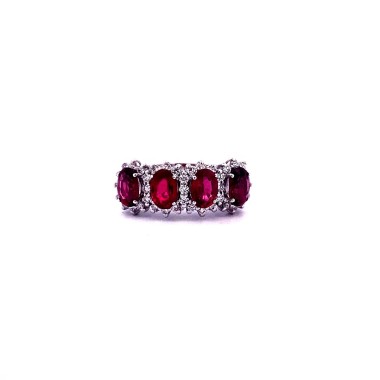 Anello Veretta con Rubini Ovali Contornati da Diamanti Naturali