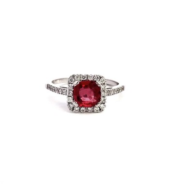 Anello con Rubino Cushion e Diamanti Naturali