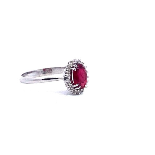 Anello con Rubino Ovale e Contorno di Diamanti Naturali in Oro Bianco