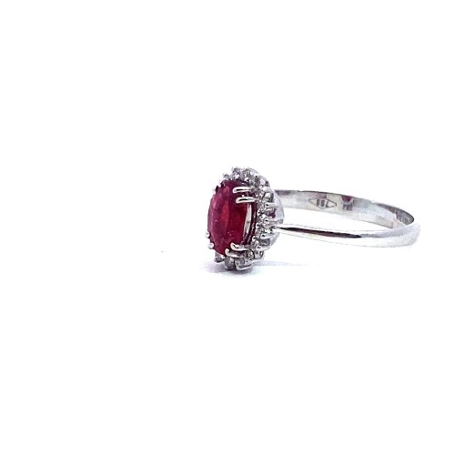 Anello con Rubino Ovale e Contorno di Diamanti Naturali in Oro Bianco