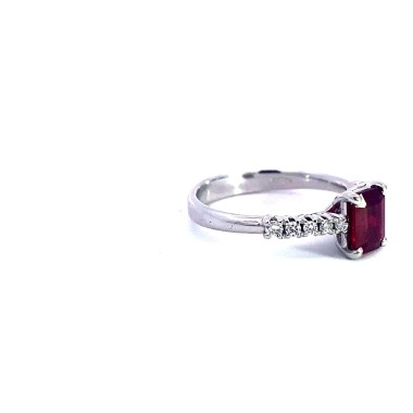 Anello con Rubino Rettangolare e Diamanti Naturali sul Gambo in Oro Bi