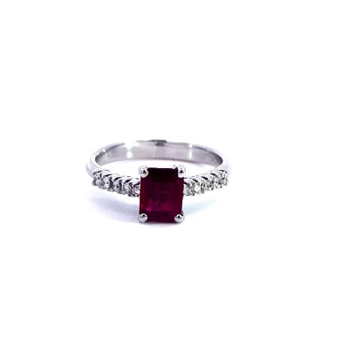 Anello con Rubino Rettangolare e Diamanti Naturali