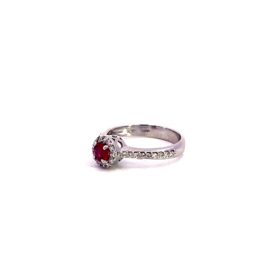 Anello con Rubino Naturale taglio rotondo, circondato da Diamanti Natu