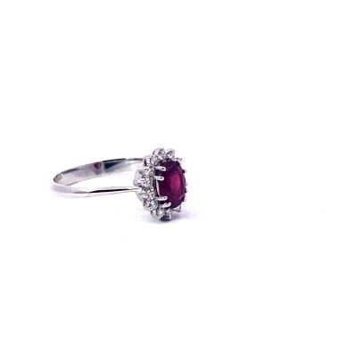 Anello con Rubino Ovale e Contorno di Diamanti Naturali in Oro Bianco