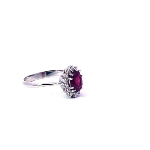 Anello con Rubino Ovale e Diamanti Naturali