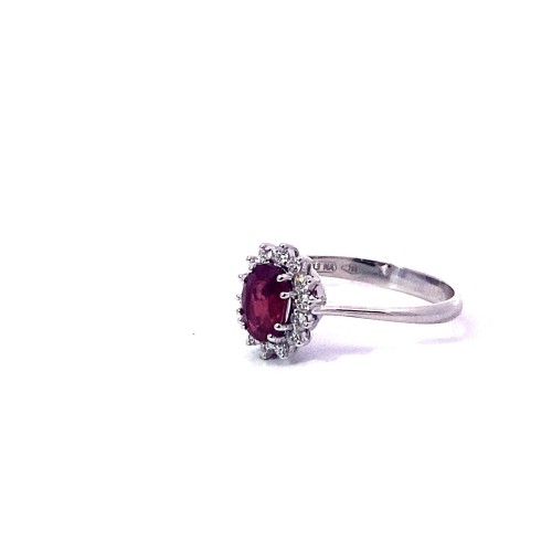 Anello con Rubino Ovale e Diamanti Naturali