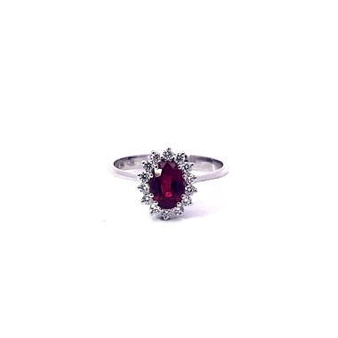 Anello con Rubino Ovale e Diamanti Naturali