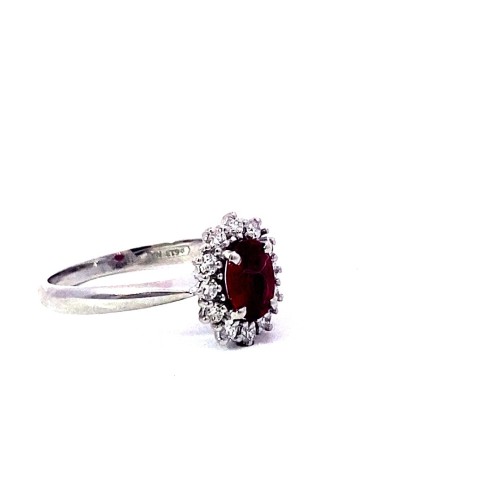 Anello con Rubino Ovale e Diamanti Naturali