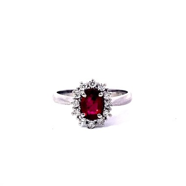 Anello con Rubino Ovale e Diamanti Naturali