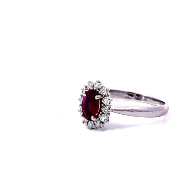 Anello con Rubino Ovale e Diamanti Naturali in Oro Bianco