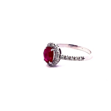 Anello con Rubino Ovale e Diamanti Naturali in Oro Bianco