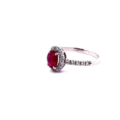 Anello con Rubino Ovale e Diamanti Naturali