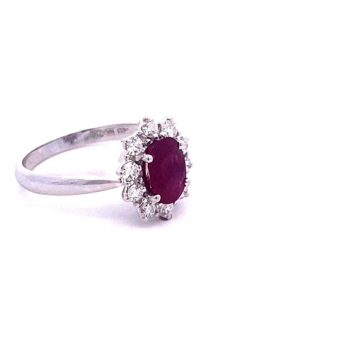 Anello con Rubino Ovale e Diamanti Naturali
