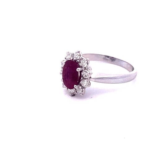Anello con Rubino Ovale e Diamanti Naturali