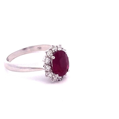Anello con Rubino Ovale e Contorno di Diamanti Naturali in Oro Bianco