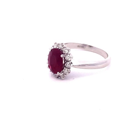 Anello con Rubino Ovale e Contorno di Diamanti Naturali in Oro Bianco