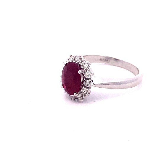 Anello con Rubino Ovale e Diamanti Naturali