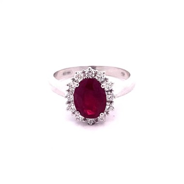 Anello con Rubino Ovale e Diamanti Naturali