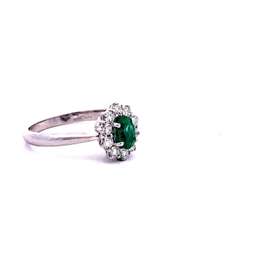 Anello con Smeraldo Ovale e Contorno di Diamanti Naturali in Oro Bianc