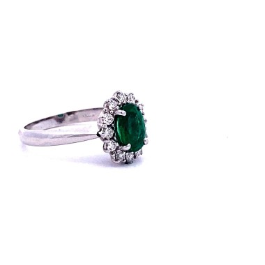Anello con smeraldo ovale e contorno di diamanti naturali in oro bianc