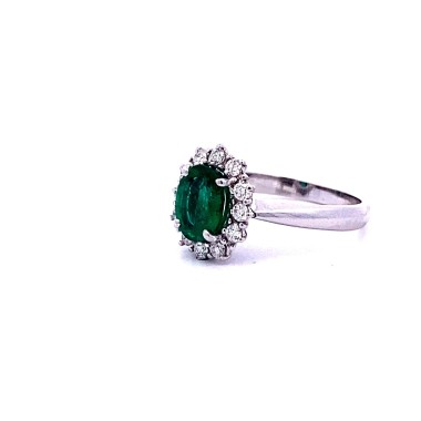Anello con smeraldo ovale e contorno di diamanti naturali in oro bianc