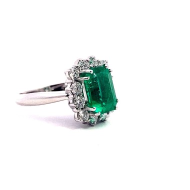 Anello con Smeraldo Colombiano Rettangolare e Diamanti Naturali